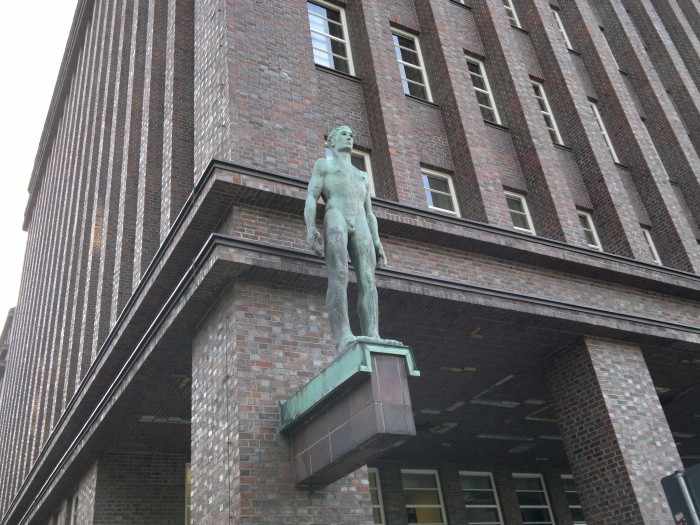 Foto Brahmskontor Hamburg Außen Skulptur Stehender Mann