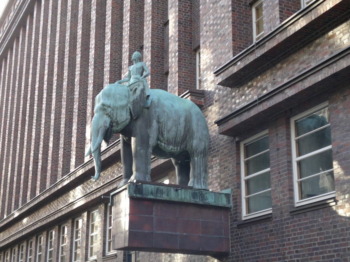 Foto Brahmskontor Hamburg Außen Skulptur Elefant